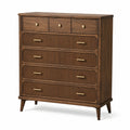 Commode en bois de chêne brun avec poignées en métal doré